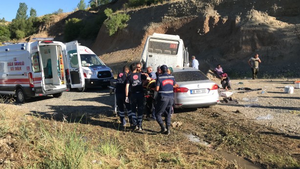 Foto - Tarım işçilerini taşıyan minibüs kaza yaptı! Ortalık savaş alanına döndü
