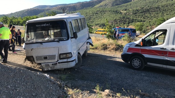 Foto - Tarım işçilerini taşıyan minibüs kaza yaptı! Ortalık savaş alanına döndü