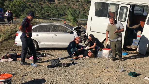 Tarım işçilerini taşıyan minibüs kaza yaptı! Ortalık savaş alanına döndü