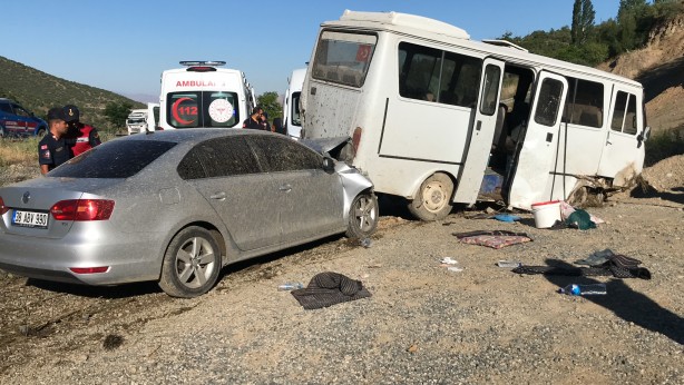Foto - Tarım işçilerini taşıyan minibüs kaza yaptı! Ortalık savaş alanına döndü