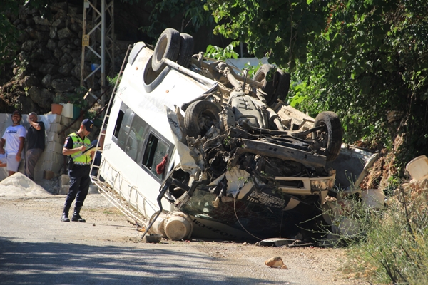Foto - Tarım işçilerini taşıyan minibüs kaza yaptı: Çok sayıda yaralı var