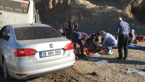 Foto - Tarım işçilerini taşıyan minibüs kaza yaptı! Ortalık savaş alanına döndü