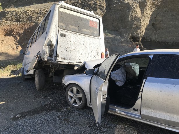 Foto - Tarım işçilerini taşıyan minibüs kaza yaptı! Ortalık savaş alanına döndü