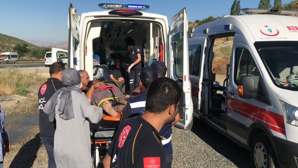 Foto - Tarım işçilerini taşıyan minibüs kaza yaptı! Ortalık savaş alanına döndü