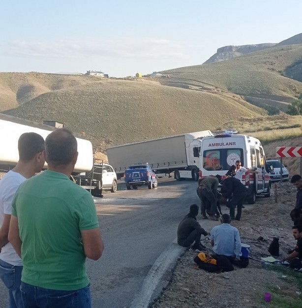 Tarım işçilerini taşıyan minibüs su tankeri ile çarpıştı! Yaralılar var