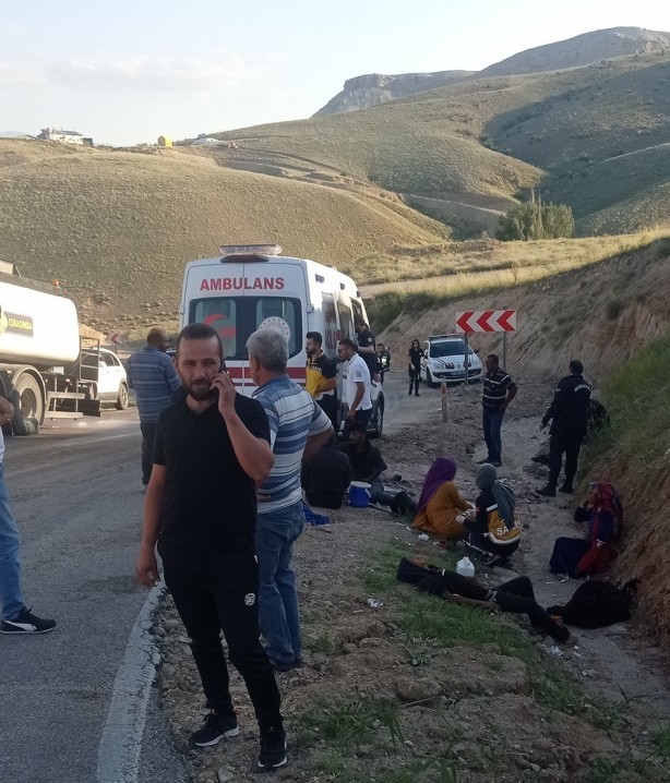 Foto - Tarım işçilerini taşıyan minibüs su tankeri ile çarpıştı! Yaralılar var