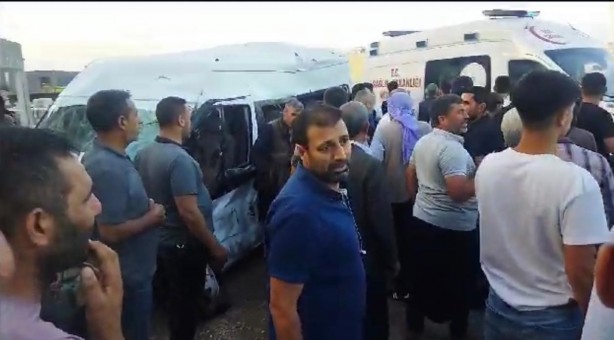 Foto - Tarım işçilerini taşıyan minibüs tırla çarpıştı: 21 yaralı