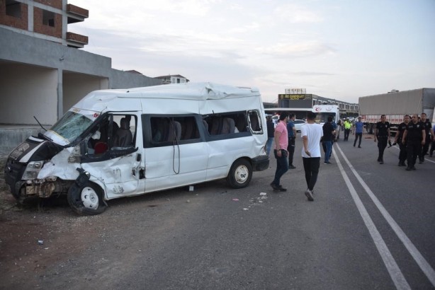 Foto - Tarım işçilerini taşıyan minibüs tırla çarpıştı: 21 yaralı