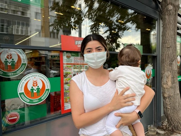 Foto - İndirime akın başladı! Bebeği ile Tarım Kredi’ye gelen genç kadın isyan etti: Bu böyle gitmez