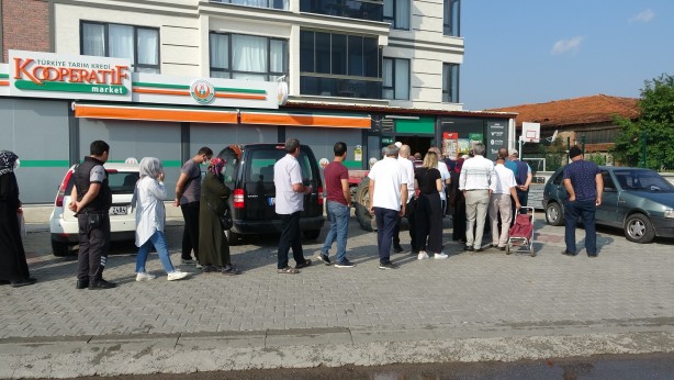 Foto - İndirime akın başladı! Bebeği ile Tarım Kredi’ye gelen genç kadın isyan etti: Bu böyle gitmez