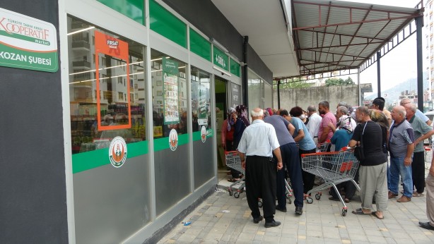 Foto - İndirime akın başladı! Bebeği ile Tarım Kredi’ye gelen genç kadın isyan etti: Bu böyle gitmez