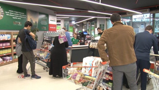 Foto - İndirime akın başladı! Bebeği ile Tarım Kredi’ye gelen genç kadın isyan etti: Bu böyle gitmez