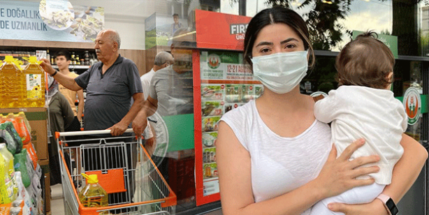 İndirime akın başladı! Bebeği ile Tarım Kredi’ye gelen genç kadın isyan etti: Bu böyle gitmez