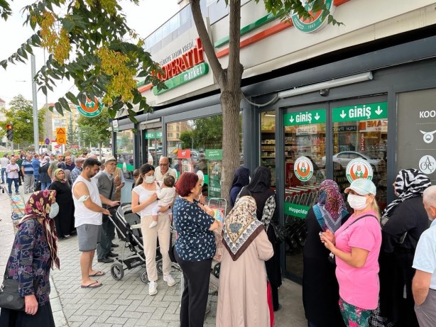 Foto - İndirime akın başladı! Bebeği ile Tarım Kredi’ye gelen genç kadın isyan etti: Bu böyle gitmez