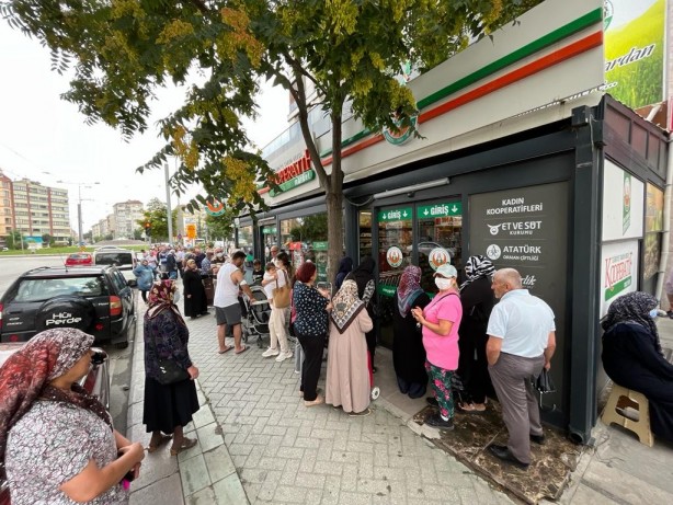 Foto - İndirime akın başladı! Bebeği ile Tarım Kredi’ye gelen genç kadın isyan etti: Bu böyle gitmez