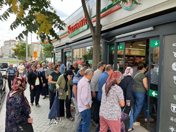 Foto - İndirime akın başladı! Bebeği ile Tarım Kredi’ye gelen genç kadın isyan etti: Bu böyle gitmez