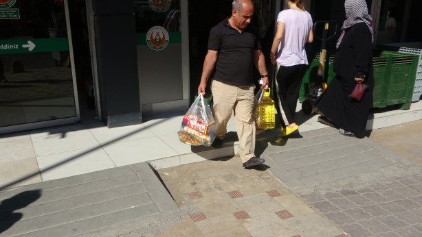 Foto - İndirime akın başladı! Bebeği ile Tarım Kredi’ye gelen genç kadın isyan etti: Bu böyle gitmez