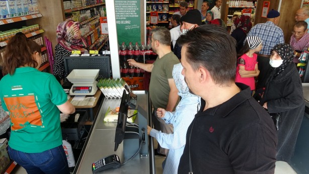 Foto - İndirime akın başladı! Bebeği ile Tarım Kredi’ye gelen genç kadın isyan etti: Bu böyle gitmez