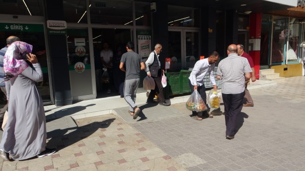 Foto - İndirime akın başladı! Bebeği ile Tarım Kredi’ye gelen genç kadın isyan etti: Bu böyle gitmez