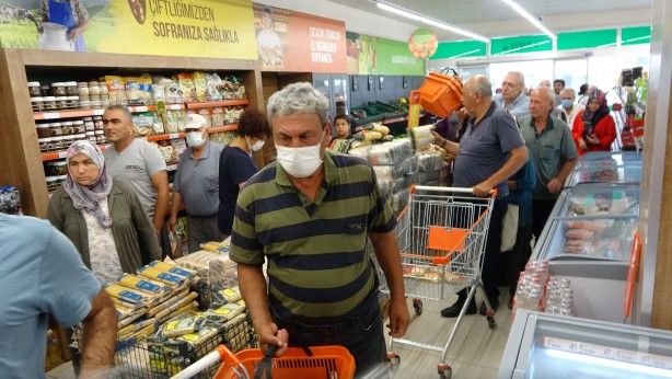 Foto - İndirime akın başladı! Bebeği ile Tarım Kredi’ye gelen genç kadın isyan etti: Bu böyle gitmez