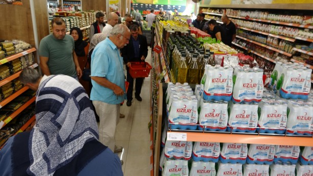 Foto - İndirime akın başladı! Bebeği ile Tarım Kredi’ye gelen genç kadın isyan etti: Bu böyle gitmez