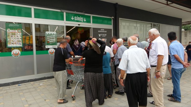 Foto - İndirime akın başladı! Bebeği ile Tarım Kredi’ye gelen genç kadın isyan etti: Bu böyle gitmez