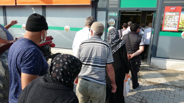 Foto - İndirime akın başladı! Bebeği ile Tarım Kredi’ye gelen genç kadın isyan etti: Bu böyle gitmez