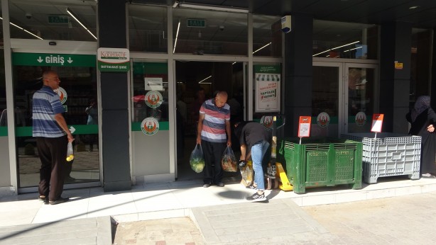 Foto - İndirime akın başladı! Bebeği ile Tarım Kredi’ye gelen genç kadın isyan etti: Bu böyle gitmez