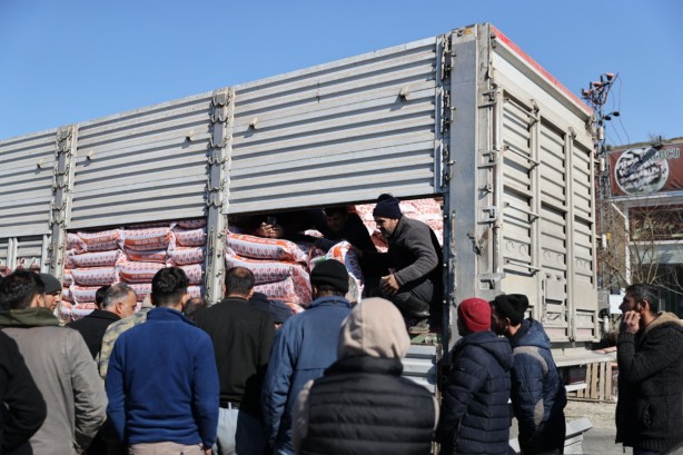 Foto - Tarım ve Orman Bakanlığınca deprem bölgesinde hayvan çadırı, yem ve mama dağıtımı