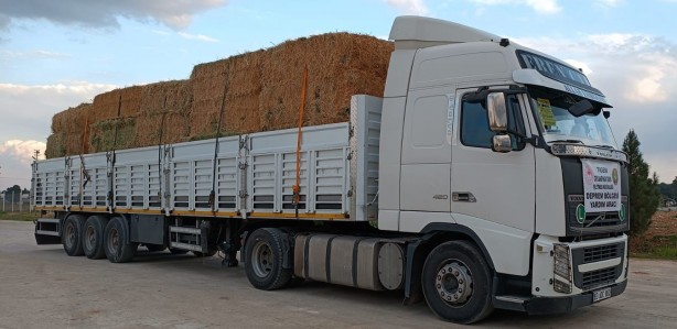 Foto - Tarım ve Orman Bakanlığınca deprem bölgesinde hayvan çadırı, yem ve mama dağıtımı