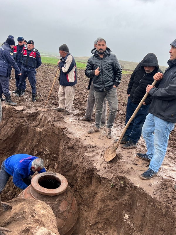 Foto - Tarla sürerken buldu! Tam 250 kilo ağırlığında
