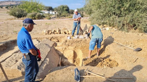 Foto - Tarla sürüyordu! Toprağın altından adeta fışkırdı! Dev hazine buldu