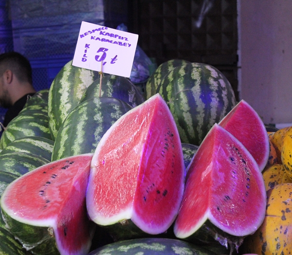 Foto - Tarlada 80 kuruşa kadar düştü... Tezgahta bakın kaç lira