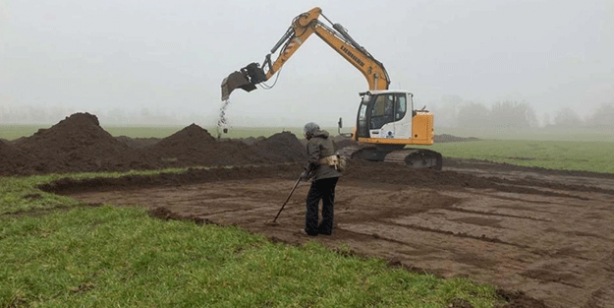 Tarlada buldu dünyayı salladı! Kazmayı vurdukça topraktan fışkırdı