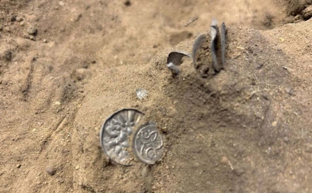 Foto - Tarlada buldu dünyayı salladı! Kazmayı vurdukça topraktan fışkırdı