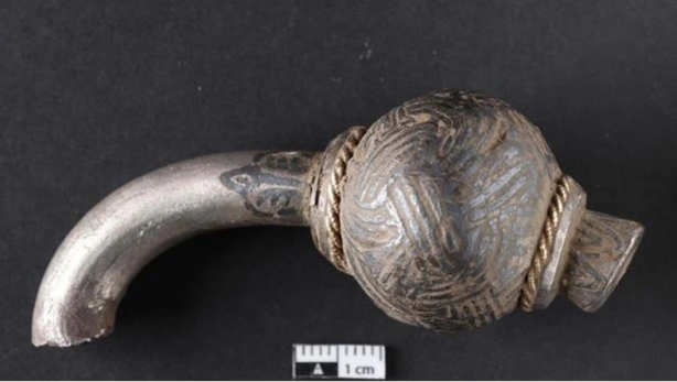 Foto - Tarlada buldu dünyayı salladı! Kazmayı vurdukça topraktan fışkırdı