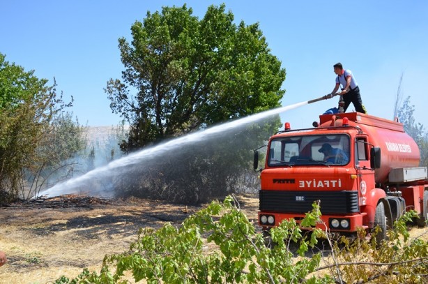 Foto - Tarlada çıkıp bahçeye de sıçrayan yangın söndürüldü! 1 şüpheli gözaltında