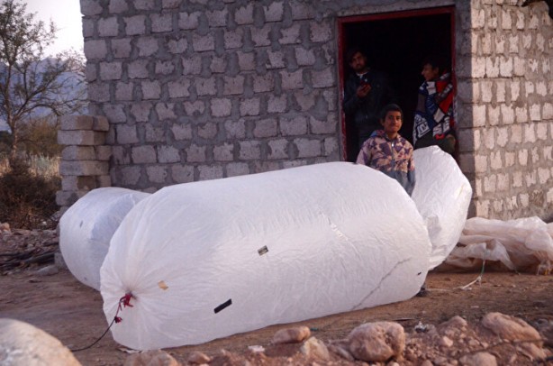 Foto - Tarlada şans eseri doğalgaz bulundu! Resmen fışkırıyor, insanlar evlerine poşetle gaz taşıyor