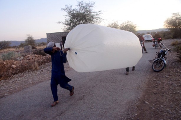 Foto - Tarlada şans eseri doğalgaz bulundu! Resmen fışkırıyor, insanlar evlerine poşetle gaz taşıyor