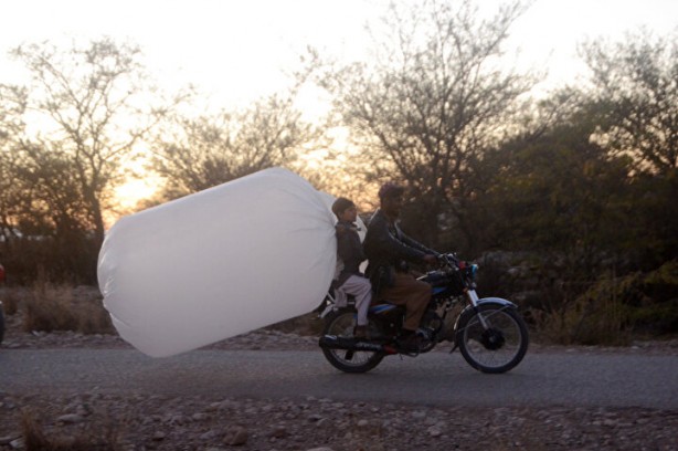 Foto - Tarlada şans eseri doğalgaz bulundu! Resmen fışkırıyor, insanlar evlerine poşetle gaz taşıyor