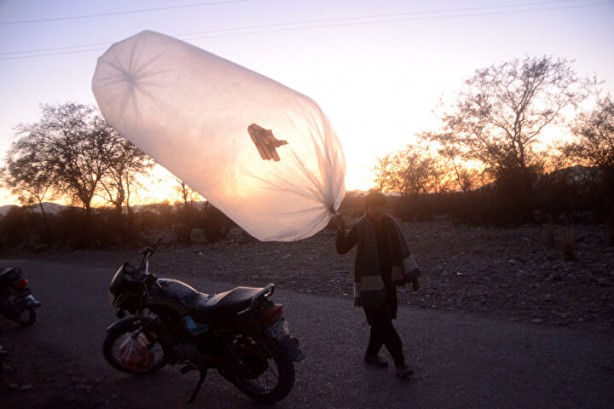 Foto - Tarlada şans eseri doğalgaz bulundu! Resmen fışkırıyor, insanlar evlerine poşetle gaz taşıyor