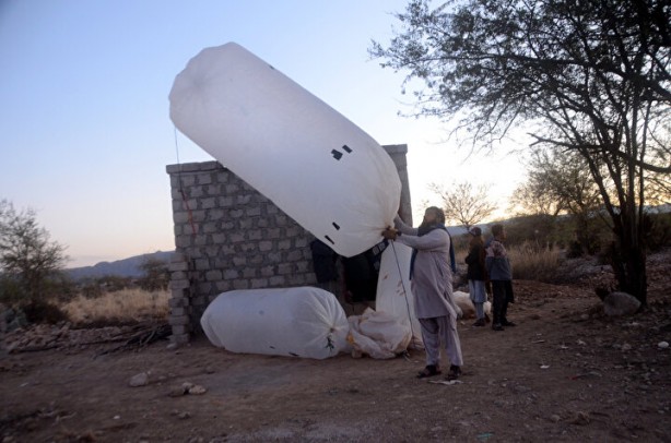 Foto - Tarlada şans eseri doğalgaz bulundu! Resmen fışkırıyor, insanlar evlerine poşetle gaz taşıyor