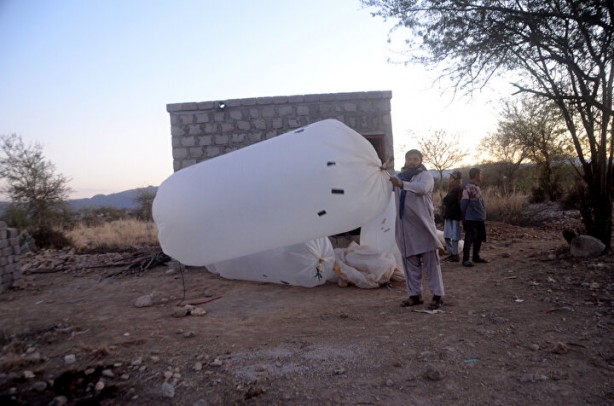 Foto - Tarlada şans eseri doğalgaz bulundu! Resmen fışkırıyor, insanlar evlerine poşetle gaz taşıyor