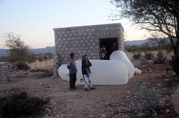 Foto - Tarlada şans eseri doğalgaz bulundu! Resmen fışkırıyor, insanlar evlerine poşetle gaz taşıyor