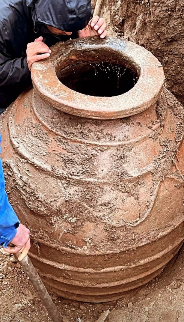 Foto - Tarlasını süren çiftçi 250 kiloluk tarihi küp buldu!