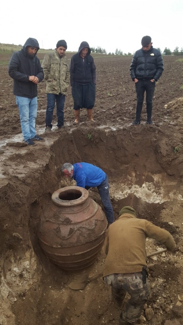 Tarlasını süren çiftçi 250 kiloluk tarihi küp buldu!