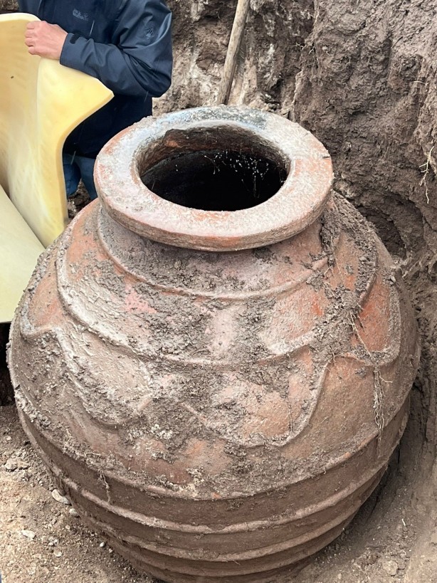 Foto - Tarlasını süren çiftçi 250 kiloluk tarihi küp buldu!