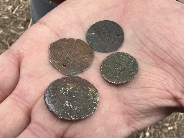 Foto - Tarlasını süren çiftçi şans eseri buldu! Bizans hazinesi...