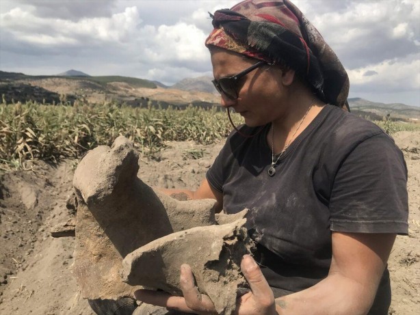 Foto - Tarlasını süren çiftçiyi şoke eden olay! Topraktan fışkırdı