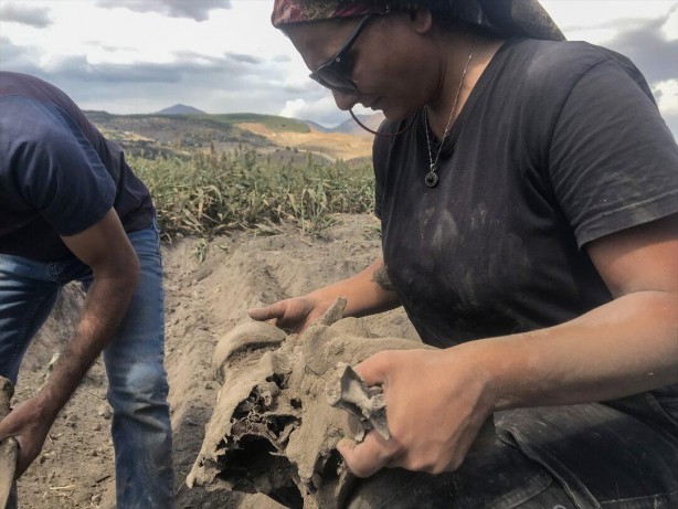 Foto - Tarlasını süren çiftçiyi şoke eden olay! Topraktan fışkırdı